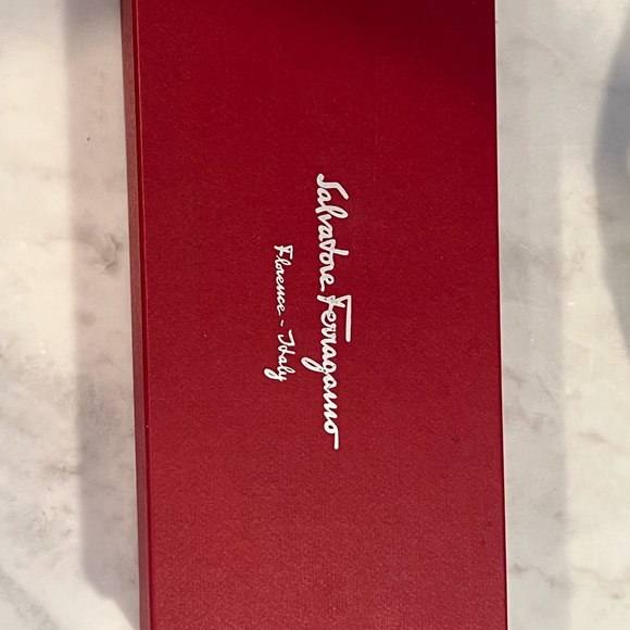 Salvatore Ferragamo's beige color - Picture 4 of 4